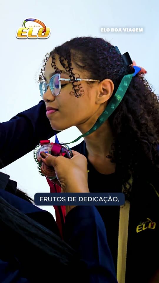 Aluna do Colégio Elo com medalha de olimpíada