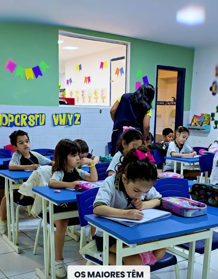 Sala de aula colorida com alunos fazendo atividade