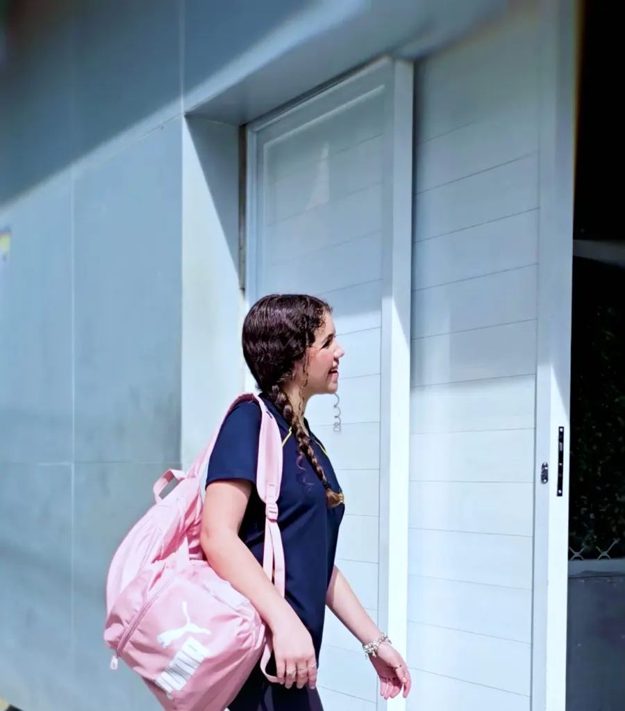 Estudante do ensino médio chegando à escola